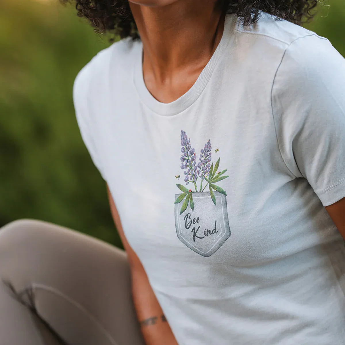 Women's Bee Kind Wildflower Tee - Styles Love